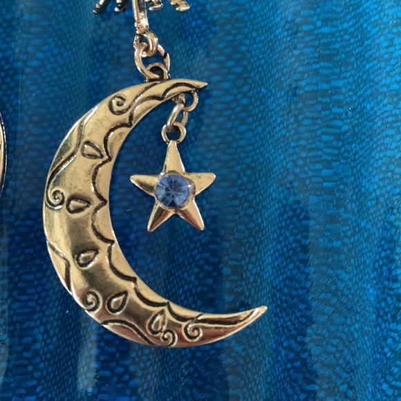 🌙Gold Tone Celestial Moon & Star Drop Earrings⭐️ - Picture 4 of 7